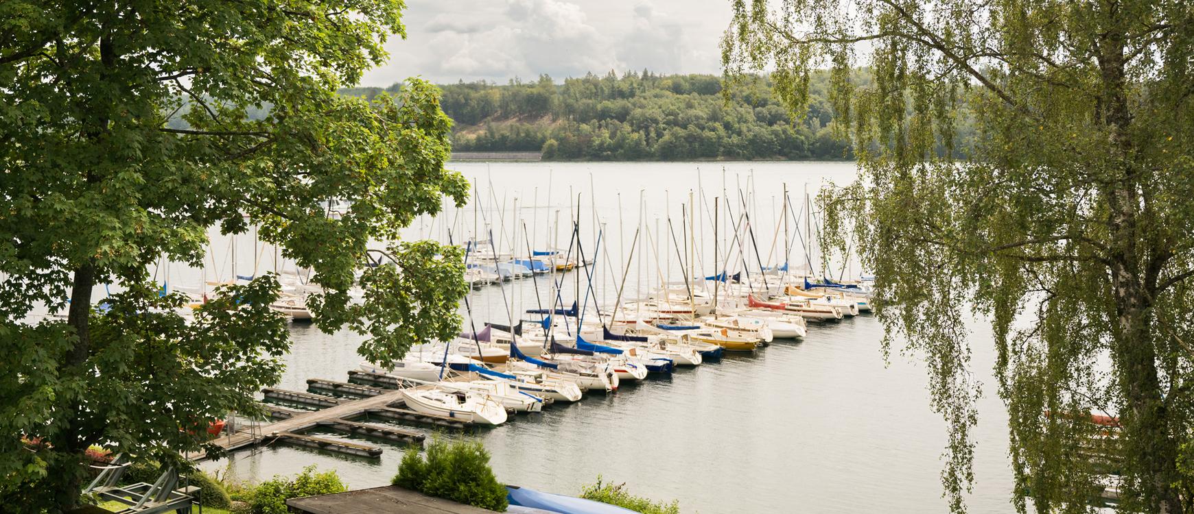 Aussicht Bootshaus Aussicht Bootshaus. Boote auf Sorpesee